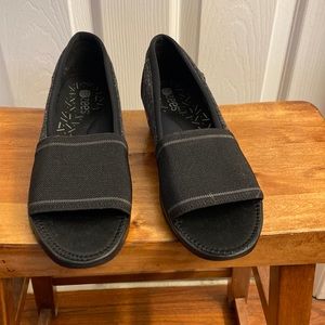 BZees Black open-toe wedge